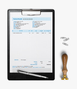 Clipboard cu o factură emisă în aplicaţia Agraf
